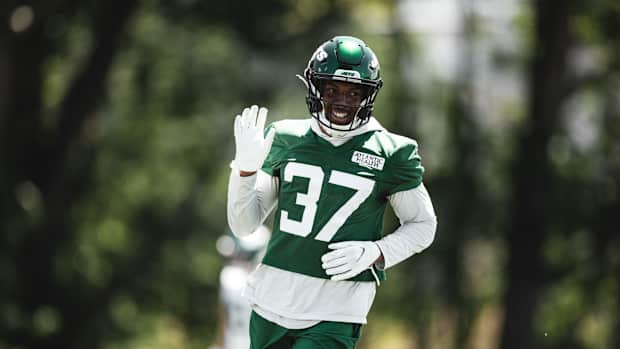Jets CB Bryce Hall waving in minicamp